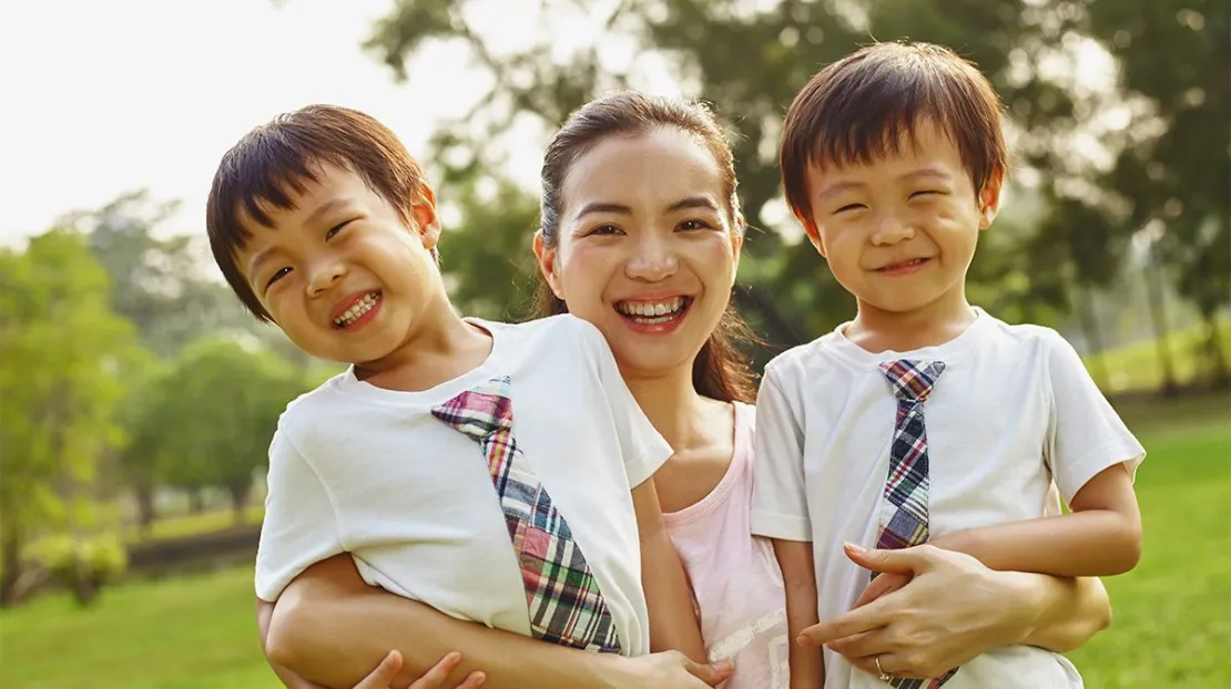 Punya Anak Kembar? Parents, Simak 7 Pola Asuh ini, Yuk!