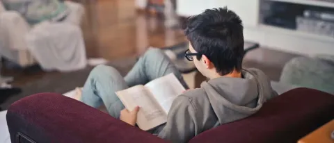 Anak yang Jarang Mengeluh — Tanda yang Justru Perlu Lebih Diperhatikan