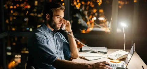 Pikiran Kerja yang Berlanjut Setelah Jam Kantor — Dampak yang Sering Diabaikan