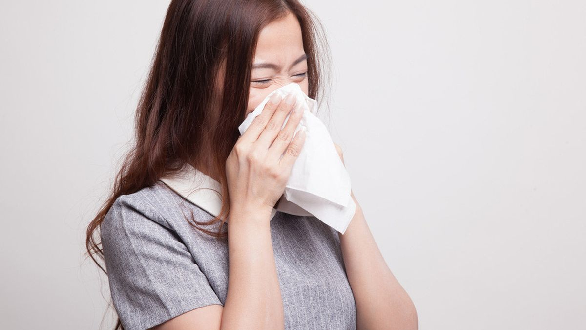 Взять болеть. Asian Flu. Кореянка в шарфе болеет гриппом.